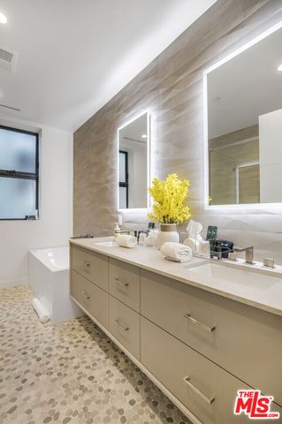 10563 Ashton Avenue 3, Los Angeles, CA 90024