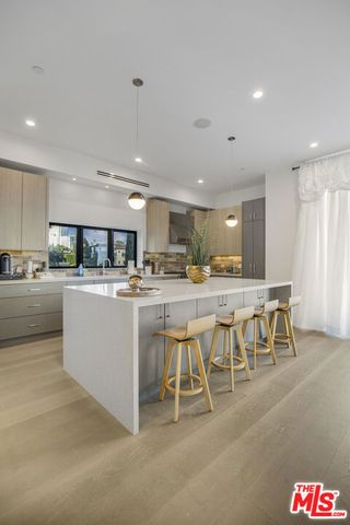 10563 Ashton Avenue 3, Los Angeles, CA 90024