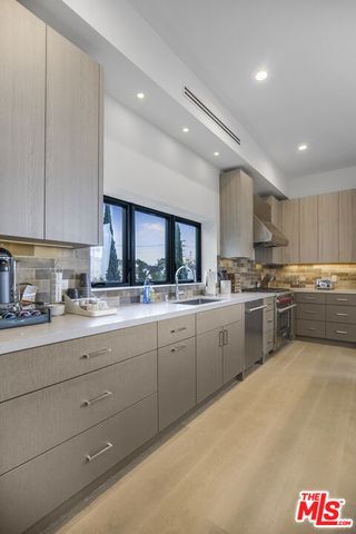 10563 Ashton Avenue 3, Los Angeles, CA 90024