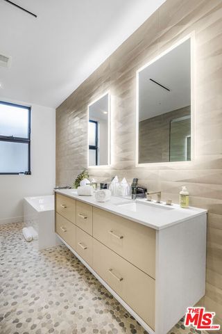 10563 Ashton Avenue 3, Los Angeles, CA 90024