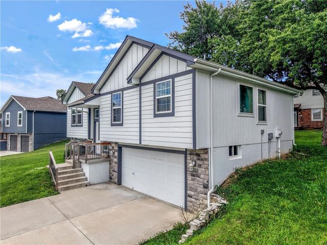 12704 Applewood Drive, Grandview, MO 64030