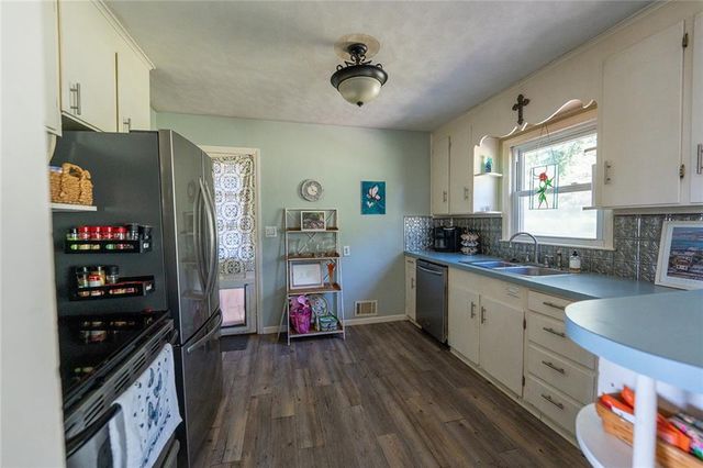 136 NW North Shore Drive, Kansas City, MO 64151