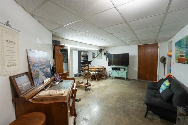 136 NW North Shore Drive, Kansas City, MO 64151