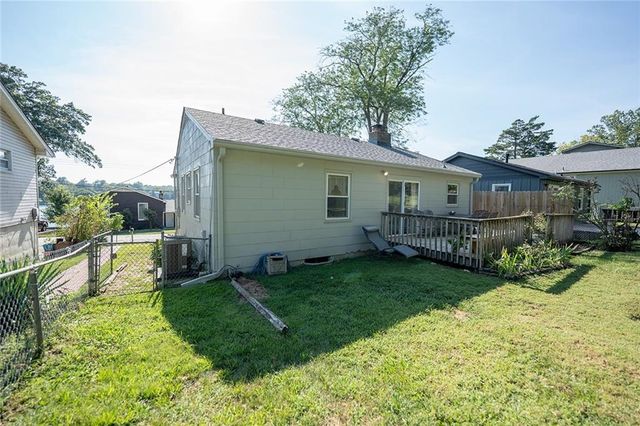 136 NW North Shore Drive, Kansas City, MO 64151