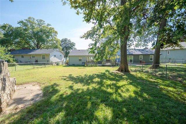 136 NW North Shore Drive, Kansas City, MO 64151