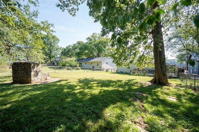 136 NW North Shore Drive, Kansas City, MO 64151
