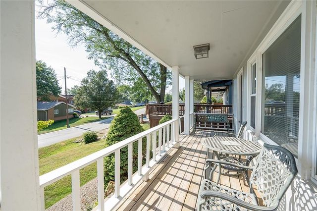 136 NW North Shore Drive, Kansas City, MO 64151