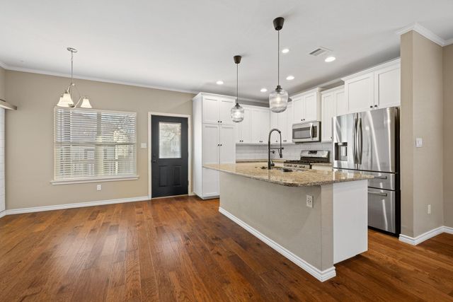 609A W 7th ST, Taylor, TX 76574