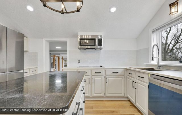 6945 Delta River Drive, Lansing, MI 48906