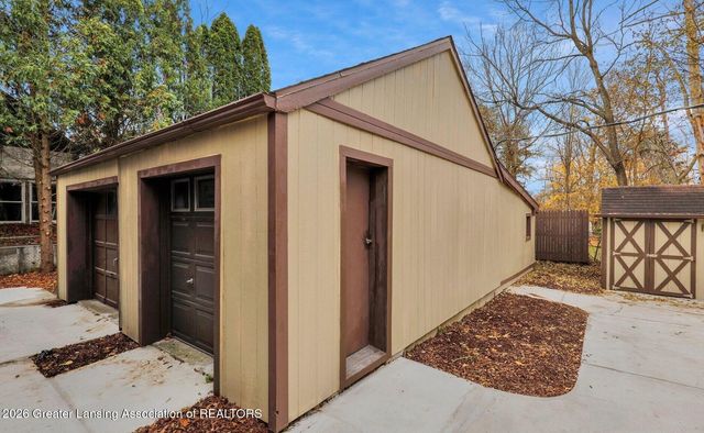 6945 Delta River Drive, Lansing, MI 48906