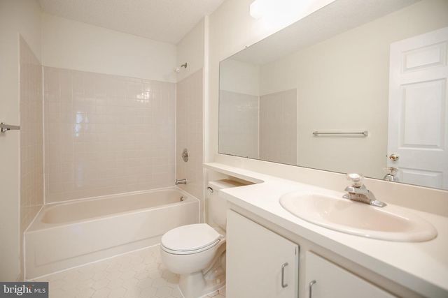 5 CHAMBORD CT, Hamilton, NJ 08619
