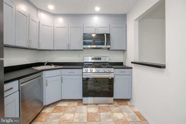 5 CHAMBORD CT, Hamilton, NJ 08619
