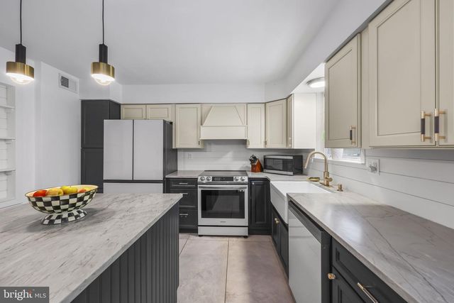 8 ASHTON DR, Voorhees, NJ 08043