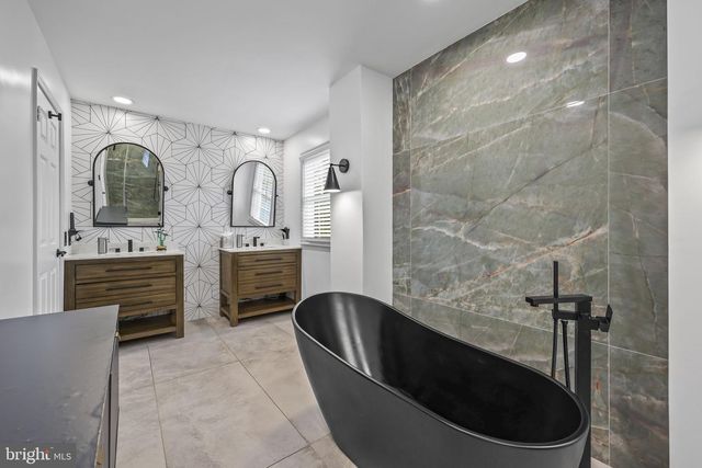 8 ASHTON DR, Voorhees, NJ 08043