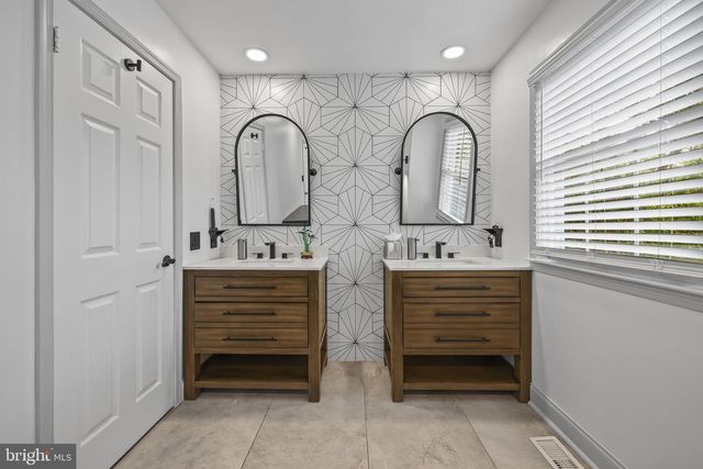 8 ASHTON DR, Voorhees, NJ 08043