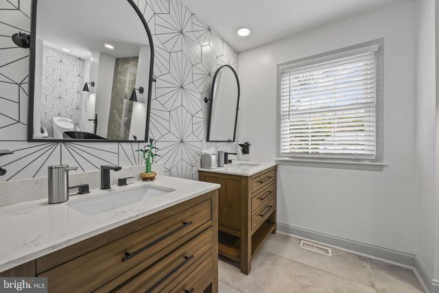 8 ASHTON DR, Voorhees, NJ 08043