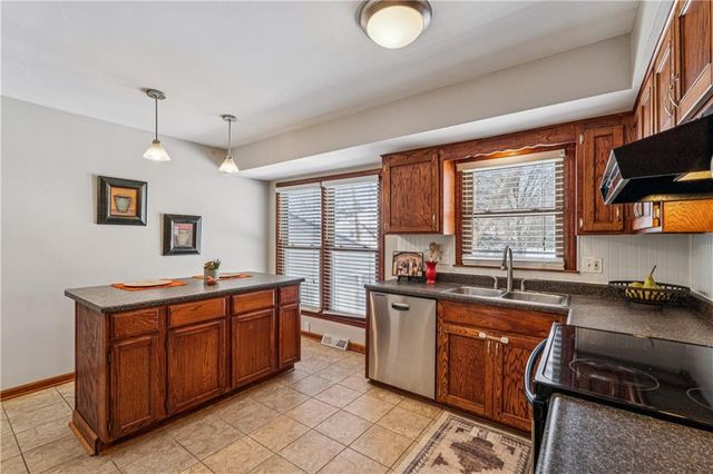 7920 Gillette Street, Lenexa, KS 66215