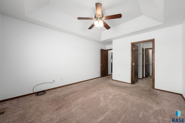 1017 N Crestfield Pl Place, Sioux Falls, SD 57107