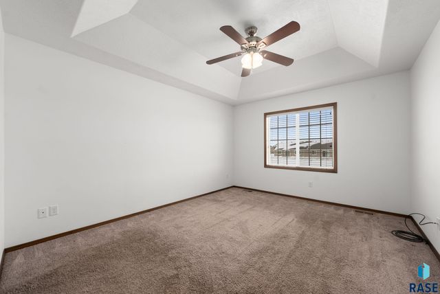 1017 N Crestfield Pl Place, Sioux Falls, SD 57107