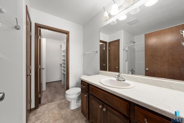 1017 N Crestfield Pl Place, Sioux Falls, SD 57107