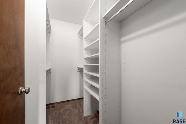 1017 N Crestfield Pl Place, Sioux Falls, SD 57107