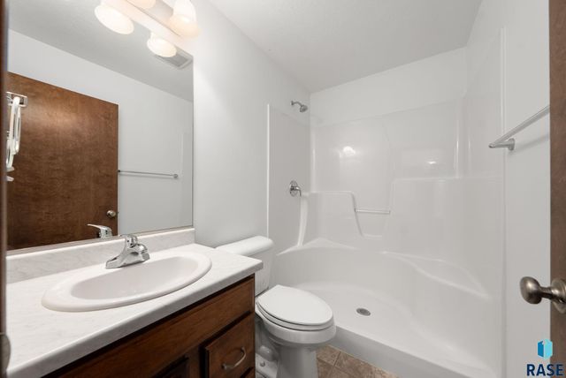 1017 N Crestfield Pl Place, Sioux Falls, SD 57107