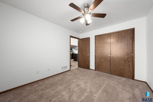 1017 N Crestfield Pl Place, Sioux Falls, SD 57107