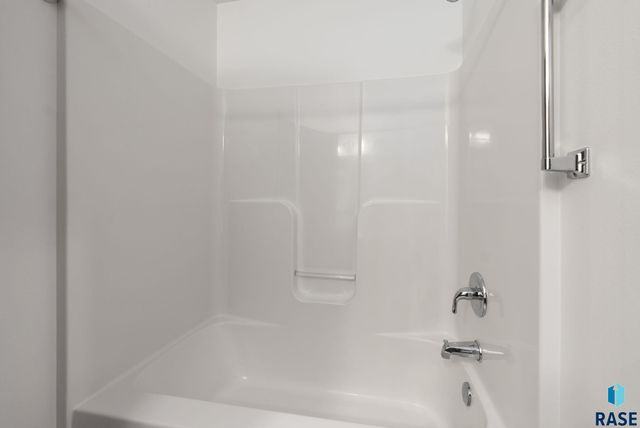 1017 N Crestfield Pl Place, Sioux Falls, SD 57107