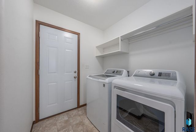 1017 N Crestfield Pl Place, Sioux Falls, SD 57107