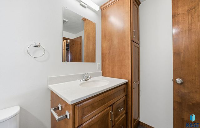 1017 N Crestfield Pl Place, Sioux Falls, SD 57107