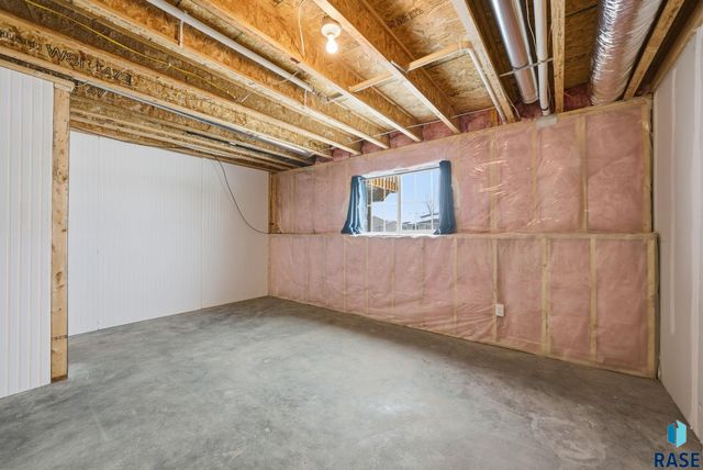 1017 N Crestfield Pl Place, Sioux Falls, SD 57107