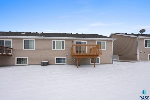 1017 N Crestfield Pl Place, Sioux Falls, SD 57107