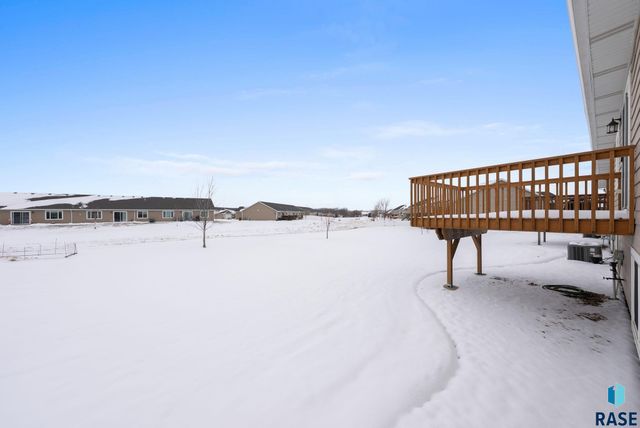 1017 N Crestfield Pl Place, Sioux Falls, SD 57107