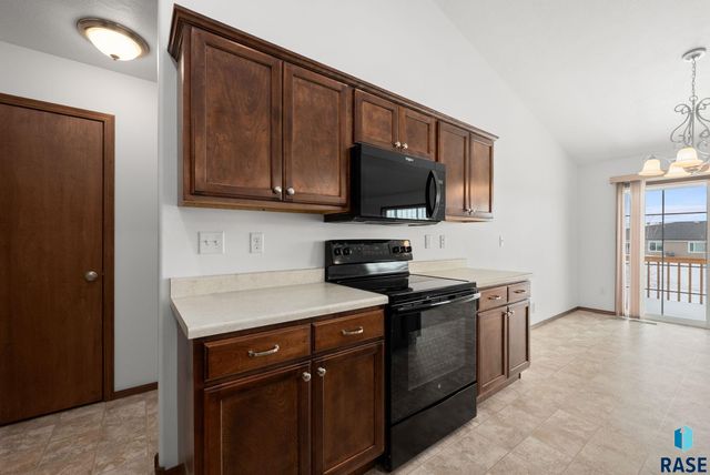 1017 N Crestfield Pl Place, Sioux Falls, SD 57107