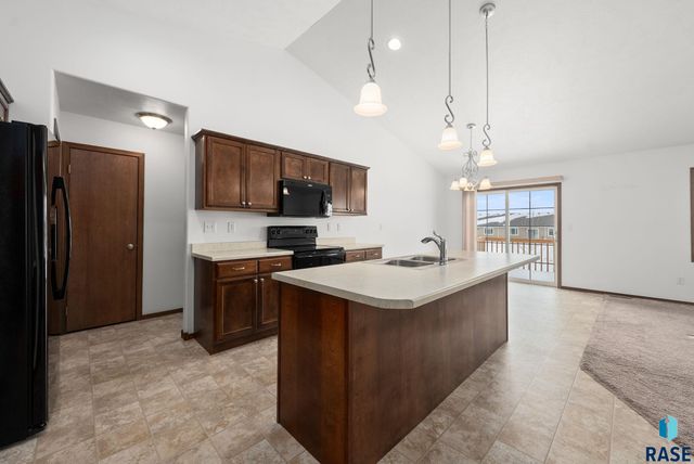 1017 N Crestfield Pl Place, Sioux Falls, SD 57107