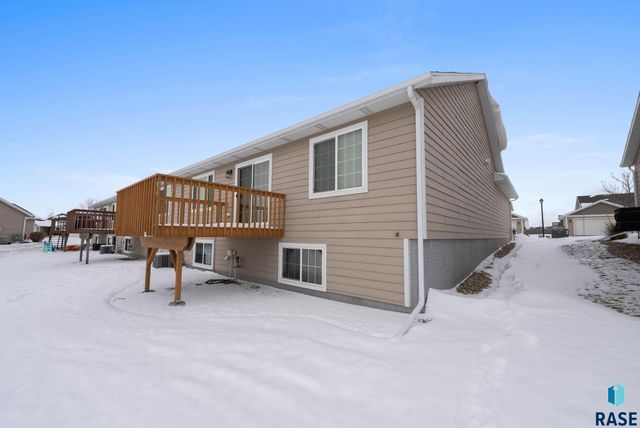 1017 N Crestfield Pl Place, Sioux Falls, SD 57107