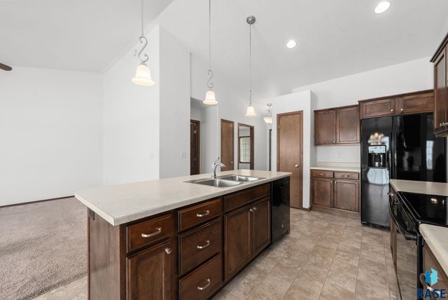 1017 N Crestfield Pl Place, Sioux Falls, SD 57107