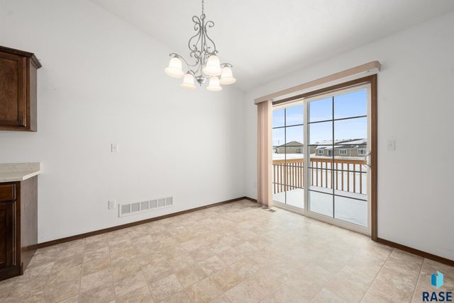 1017 N Crestfield Pl Place, Sioux Falls, SD 57107