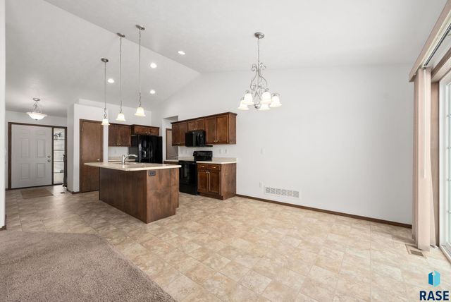 1017 N Crestfield Pl Place, Sioux Falls, SD 57107