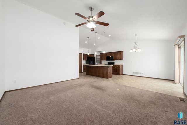 1017 N Crestfield Pl Place, Sioux Falls, SD 57107