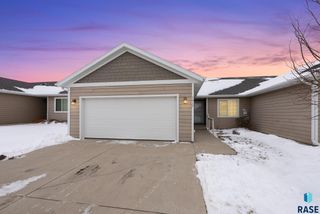1017 N Crestfield Pl Place, Sioux Falls, SD 57107