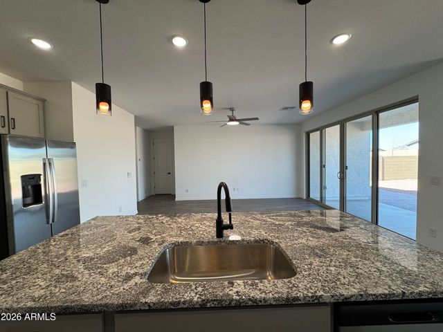7606 W SMOKETREE Drive, Peoria, AZ 85383