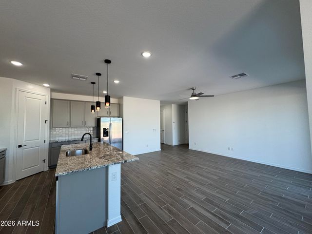 7606 W SMOKETREE Drive, Peoria, AZ 85383
