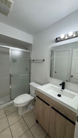 802 Saint Andrews Road 15, Hollywood, FL 33021