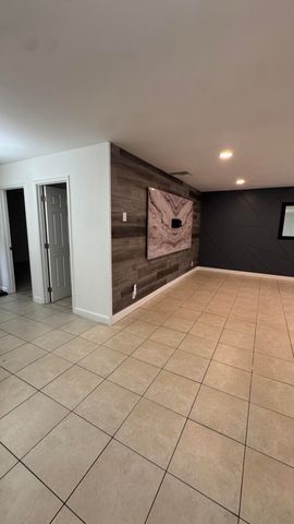 802 Saint Andrews Road 15, Hollywood, FL 33021