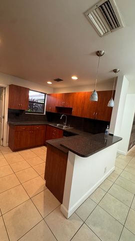 802 Saint Andrews Road 15, Hollywood, FL 33021