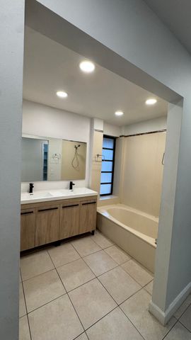 802 Saint Andrews Road 15, Hollywood, FL 33021