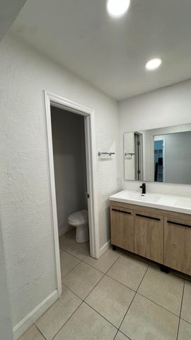 802 Saint Andrews Road 15, Hollywood, FL 33021