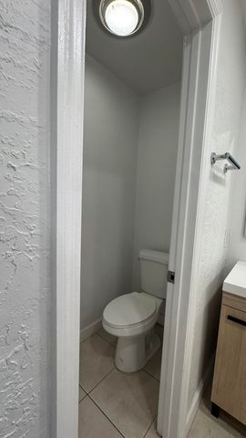 802 Saint Andrews Road 15, Hollywood, FL 33021