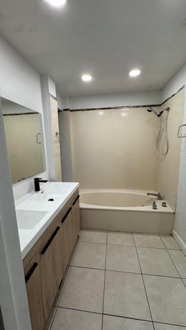 802 Saint Andrews Road 15, Hollywood, FL 33021